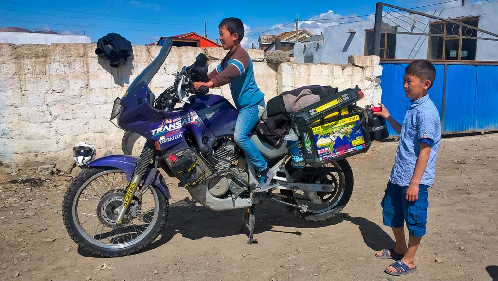 Honda Transalp in Mongolia, bambini in festa